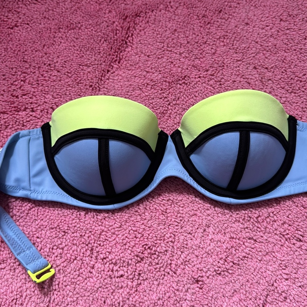 Strapless color blocked bikini top
